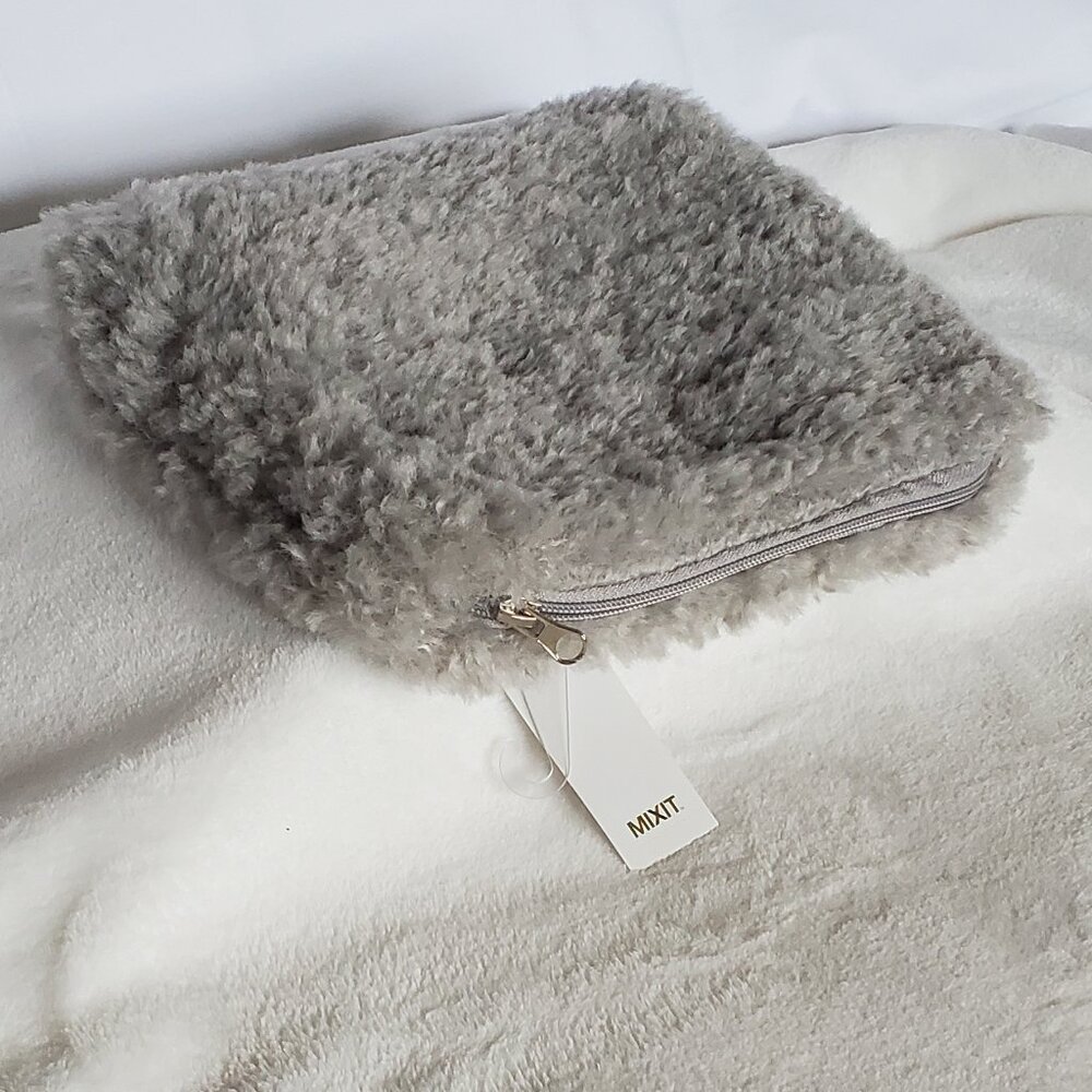 NWT "MIX-IT" Brand Sherpa Makeup/Handbag  Color: Gauntlet Gray  Brand New!
